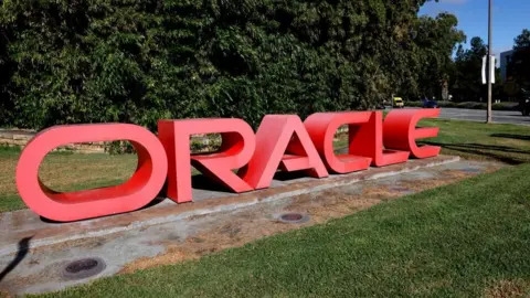 Oracle's Stock Dips Despite AI Gains Amid Bubble Concerns