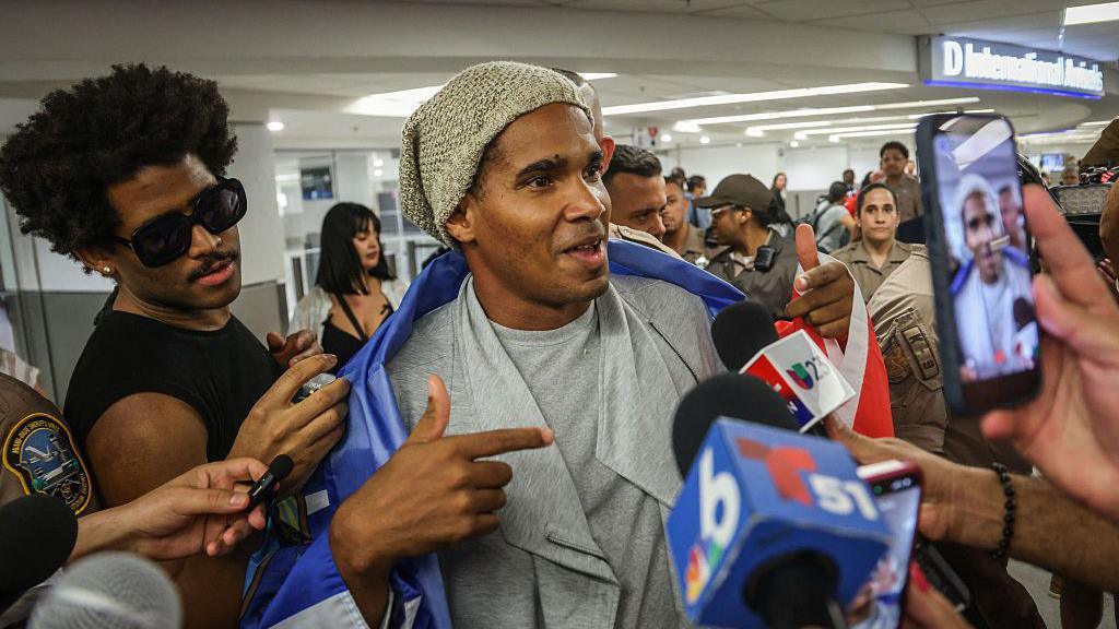 Cuban Voice Escape: Luis Manuel Otero Alcántara Arrives in Miami After 5‑Year Imprisonment