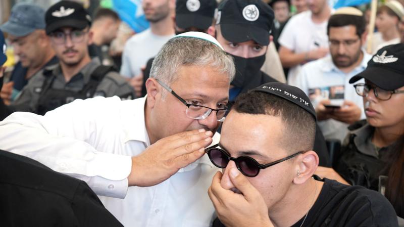 Itamar Ben Gvir surrounded by young supporters in Ramle market