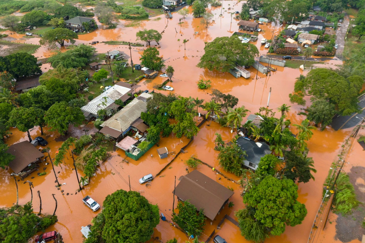 Hawaii Faces Unprecedented Flooding: Emergency Response Underway