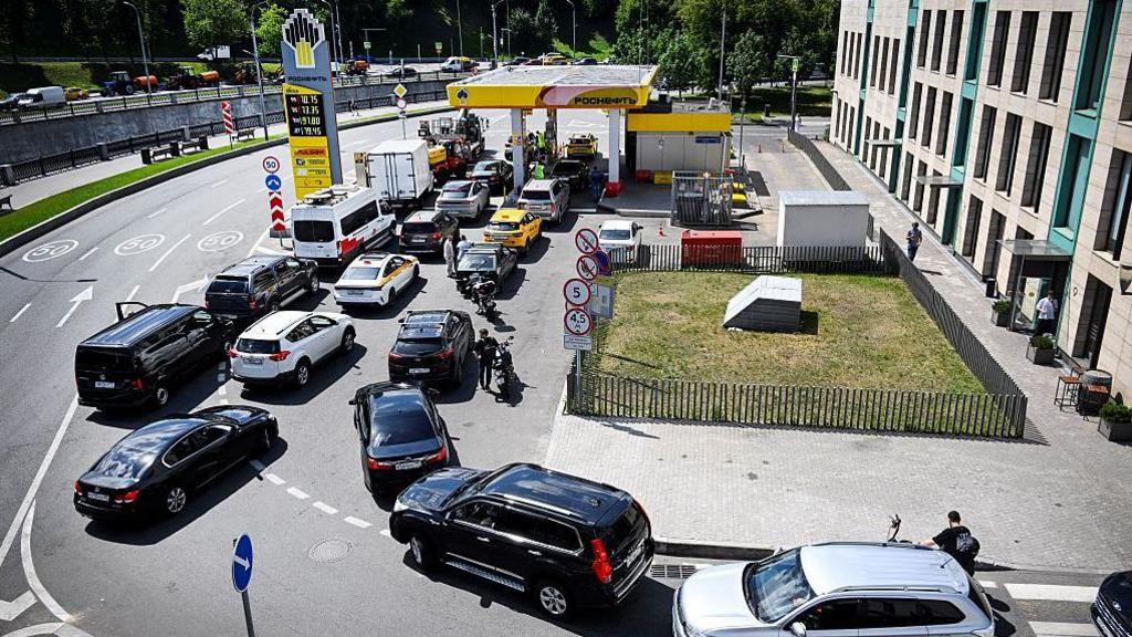 Russia’s Long‑Line Fuel Crisis: Will Putin Change His Game in Ukraine?