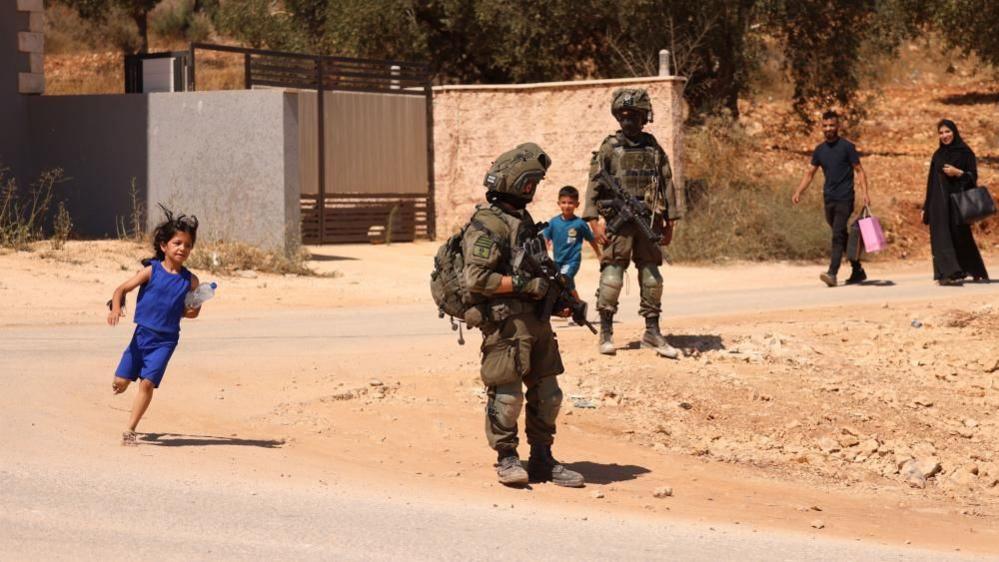 Settlers Siege Qusra, Israelis Evacuate Palestinian Families