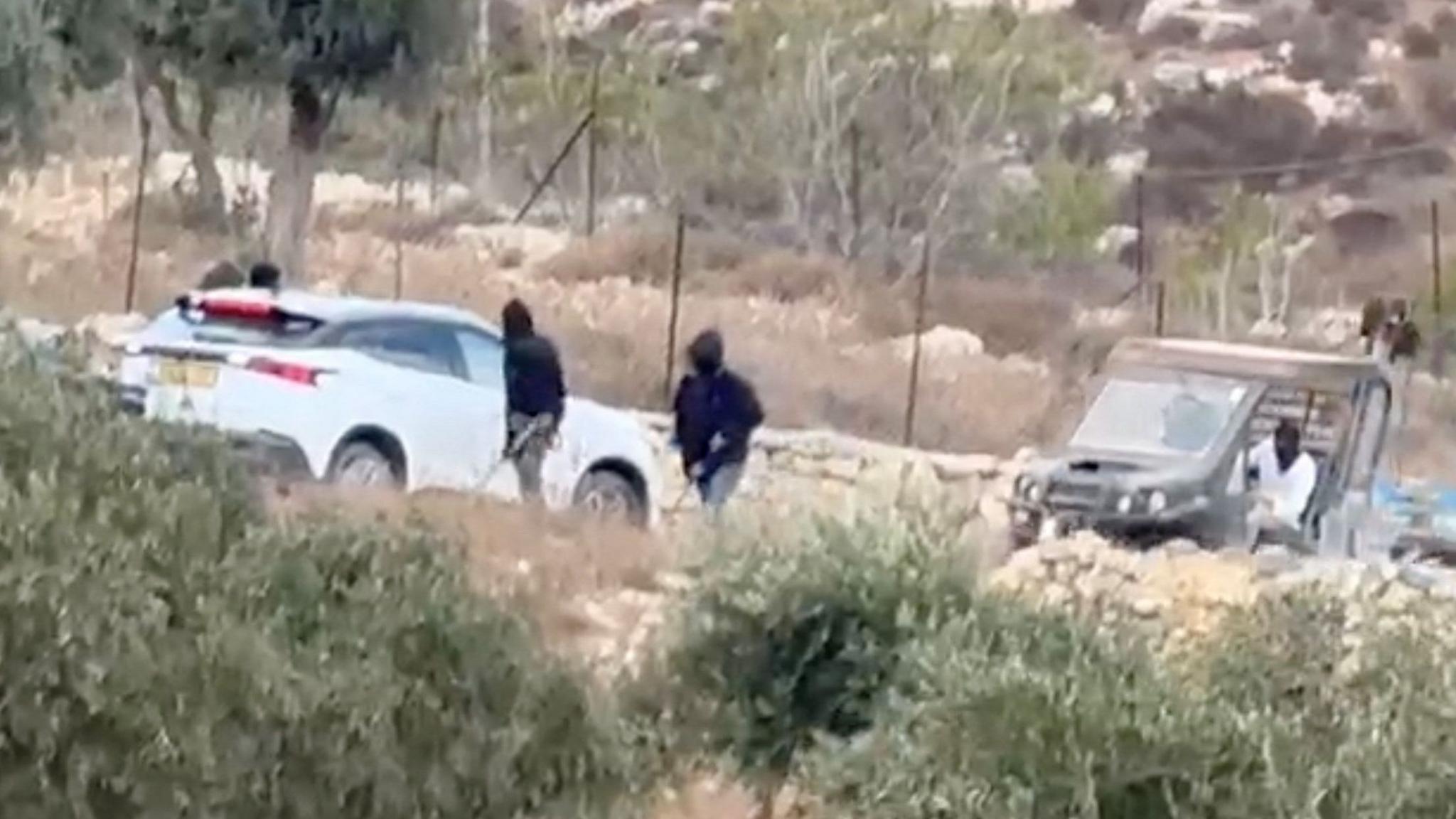 Masked settlers are accused of attacking the convoy