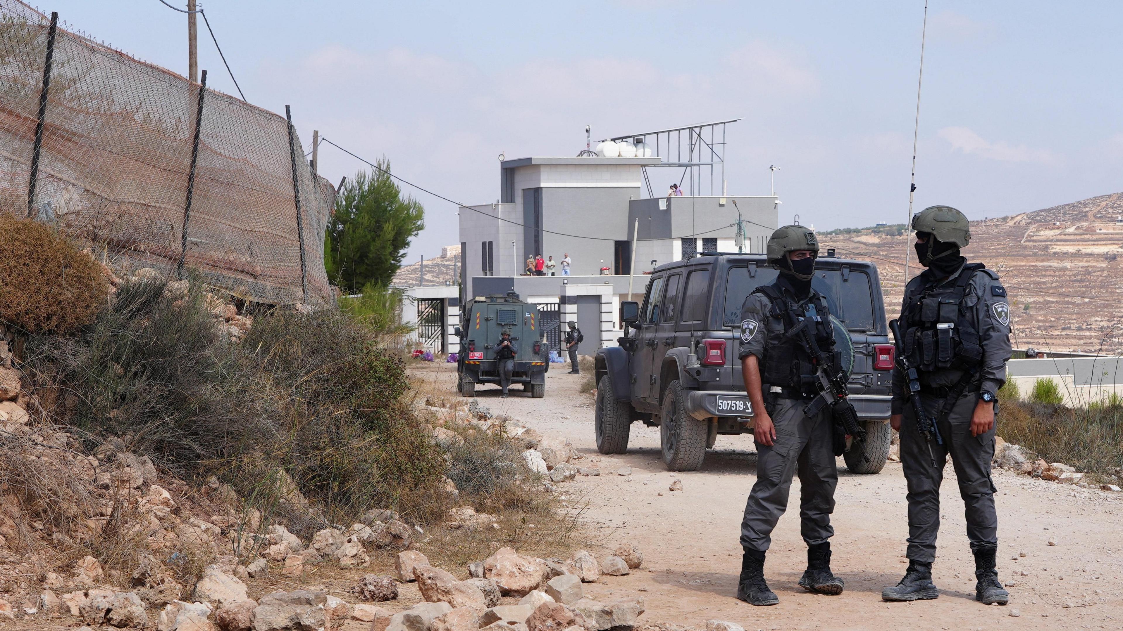 Activists Deliver Aid to Besieged Palestinian Homes