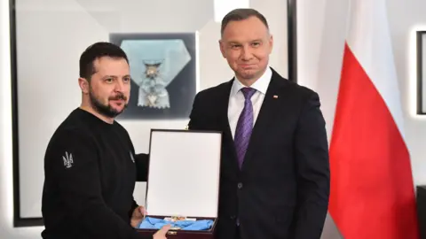 Zelensky Reclaims Poland’s Top Award amid WWII Unit Debate