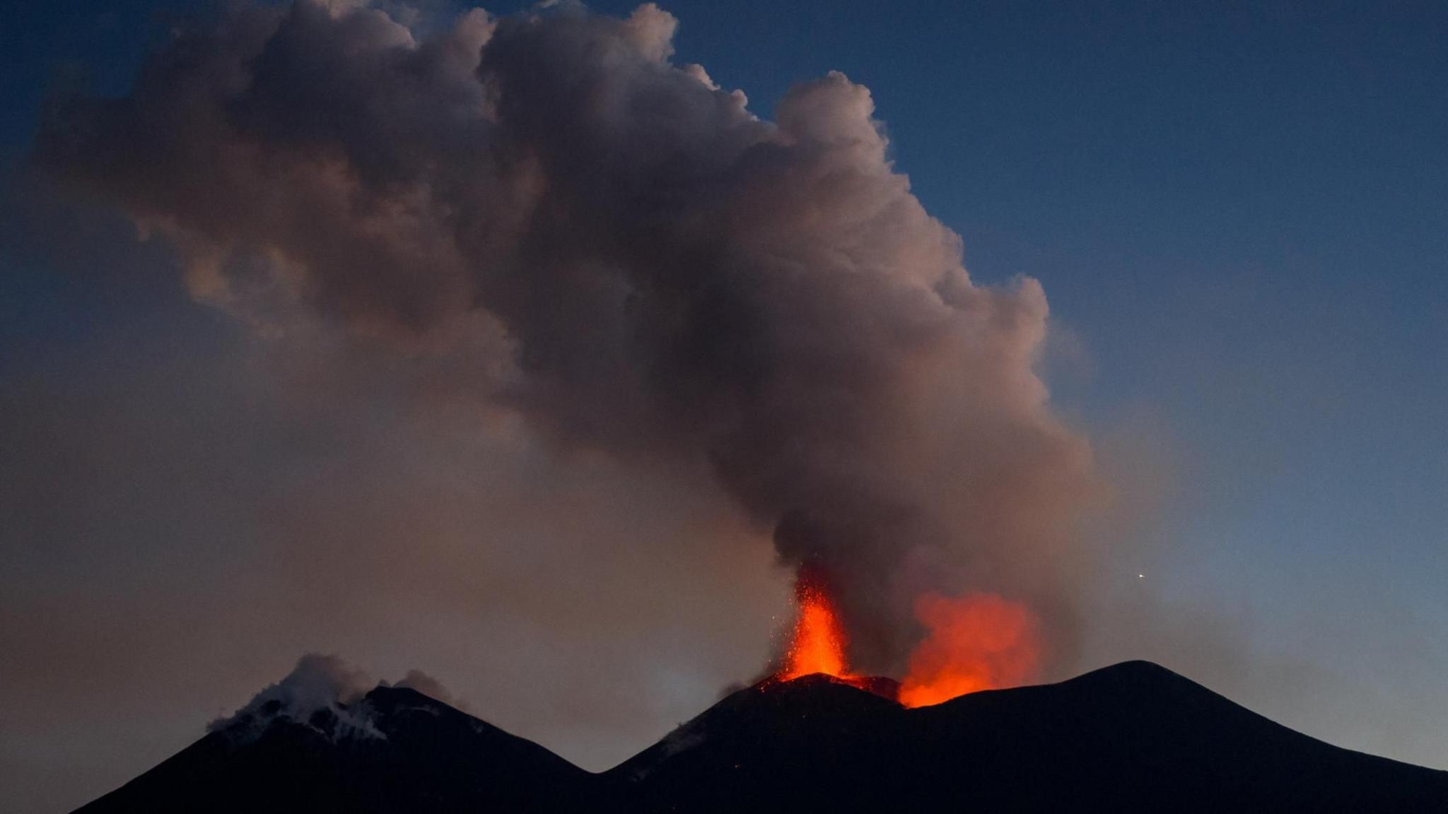 Lightning Strikes: US Hiker Killed on Etna Volcano