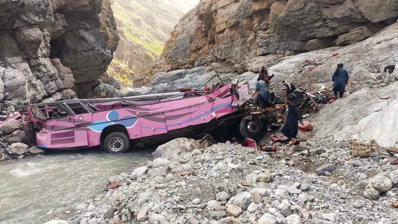 Fatal Bus Crash in Pakistan Leaves 32 Dead