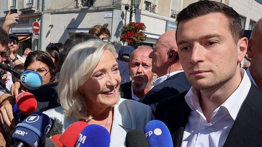 Who’s in Command? The Photo that Reveals the Power Play in Marine Le Pen’s Rassemblement National