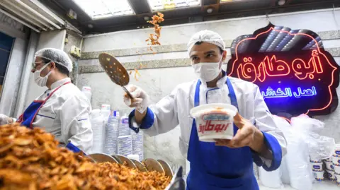 Egyptian Shops and Restaurants Face Early Closures Amid Energy Crisis