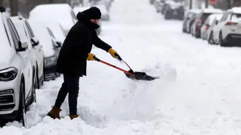 US Winter Storm Wreaks Havoc: 7 Dead and Over 800,000 Without Power