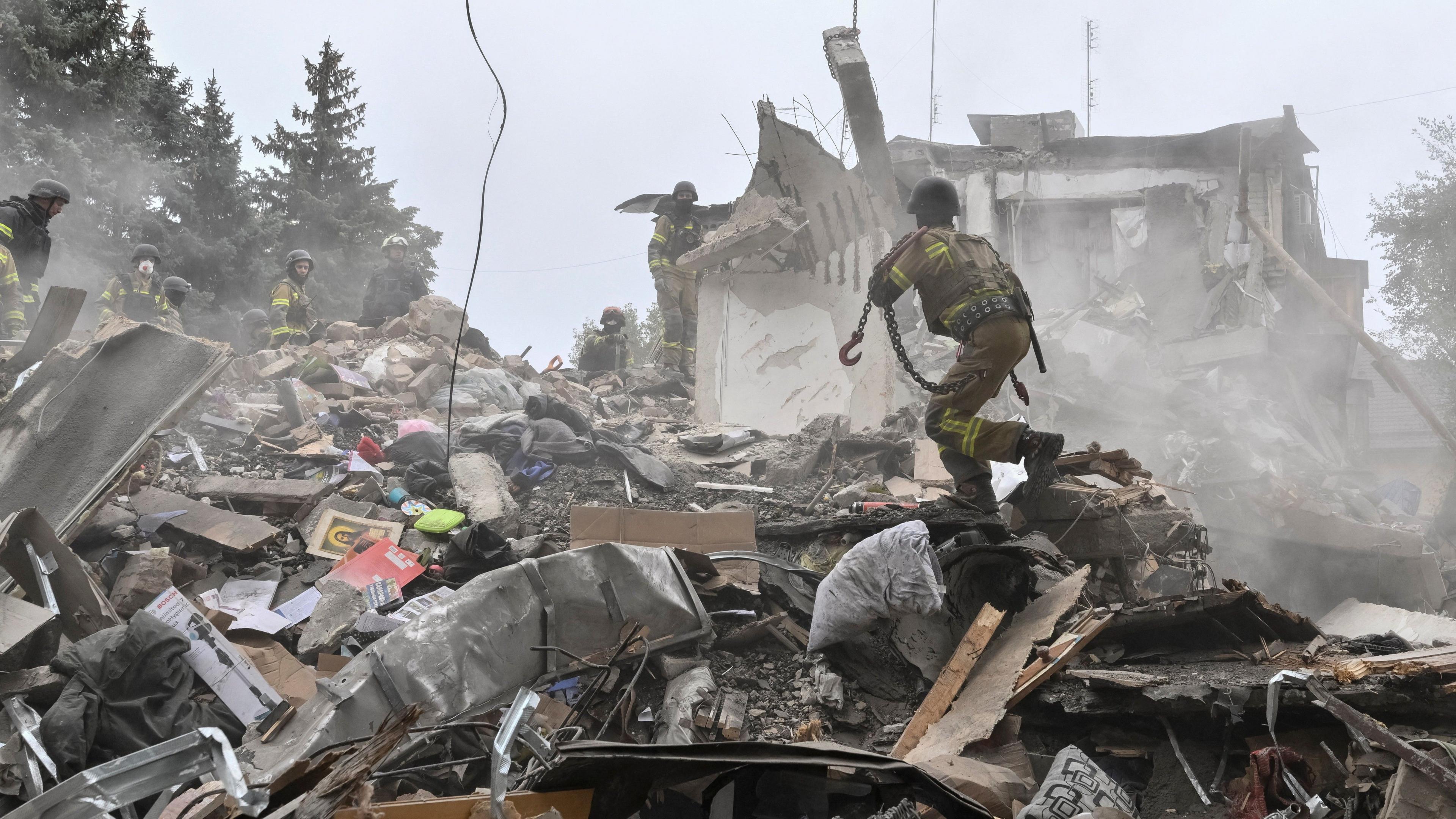 Collapsed apartment building in Zaporizhzhia after a glide bomb attack