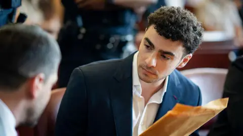 Mangione’s Lawyers Plan Psychiatric Defence in Murder Trial