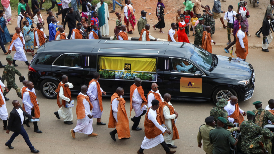 Royal guards escort the cortege with the body of King Oyo