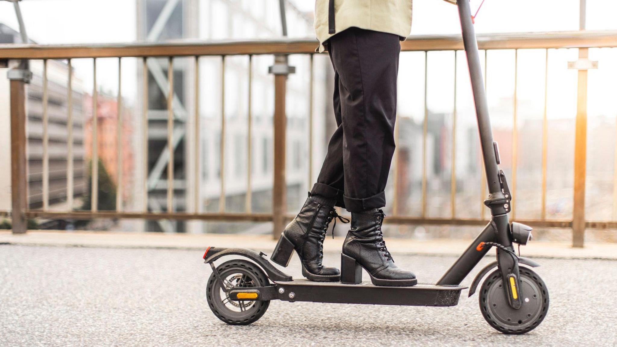 Paris rolls out new e‑scooter safety kit – Helmets & vests are now mandatory