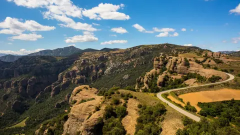 Tragic Fall: British Paraglider Dies in Spain’s Pyrenees