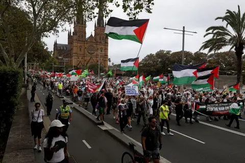 Israeli President Honors Bondi Attack Victims Amid Controversial Visit