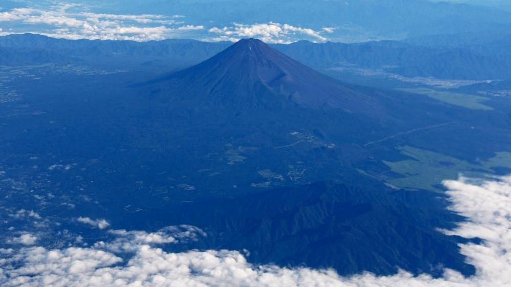 Mount Fuji’s 7‑Year‑Old Trek: Dad Leaves Kid Alone for Hours